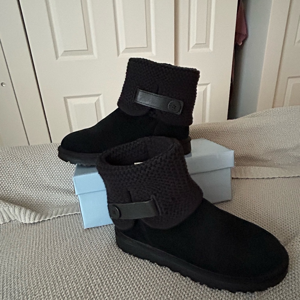 COPY - Ugg boots worn once. Sweater knit with leather strap.Black size 81/2
